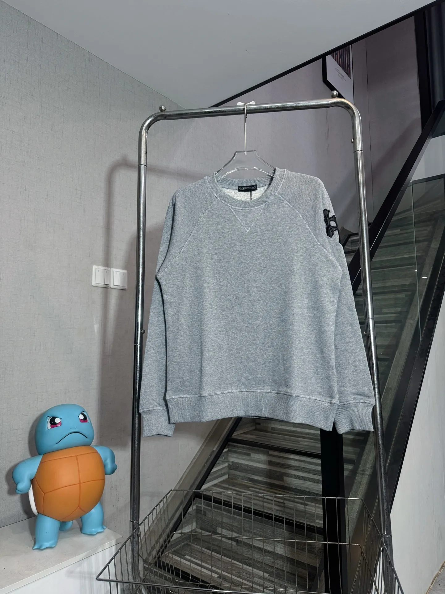 P220 model number: HE392 Chromehearts-Chrome heart logo embroidered pure cotton round neck sweatshirt The fabric of the clothing is made of 420g high-weight pure cotton terry fabric. The upper body is comfortable and breathable, has a delicate and smooth feel, and is extremely warm. The arms are sewn with the original Croix heart cross leather label. The arm hems are made of elastic threads of the same color and color. The Croix heart small letter hardware iron label is customized on the back. The original label is made by a large factory. It has three complete labels. It has a loose os version. Kuaishou Xiaohongshu's popular sweatshirt, you can buy it with confidence.  Color: Gray Size: S M L XL